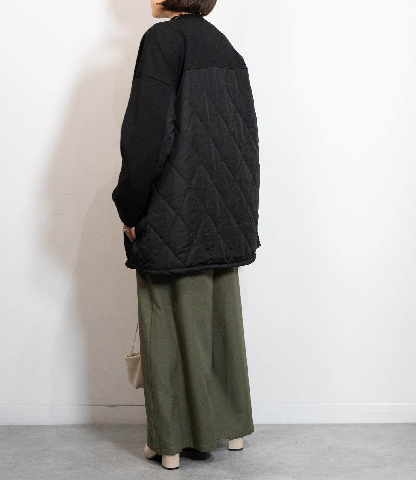 キルティング切替ノーカラーミディコート