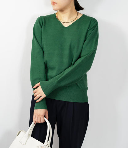 コンパクトVネックニット