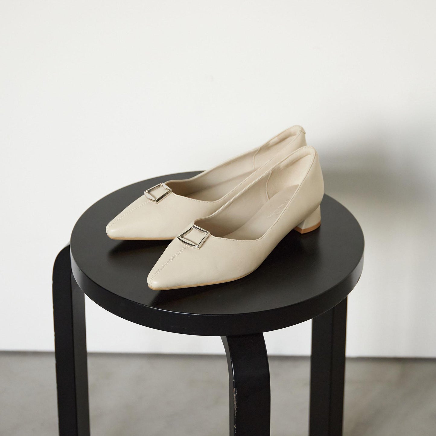 ポインテッド バックル パンプス 晴雨兼用 撥水