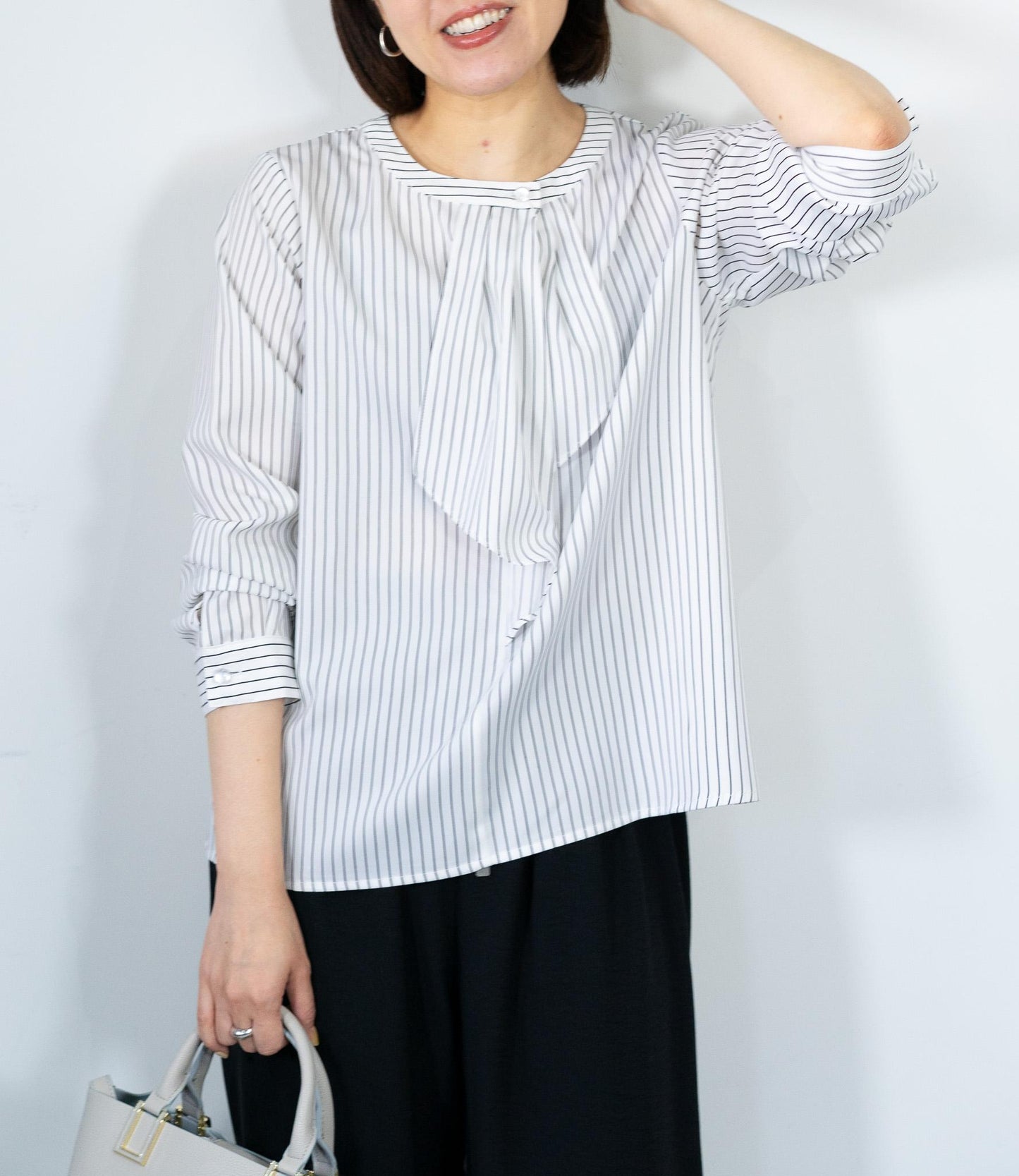 綺麗めストライプフリルタイブラウス