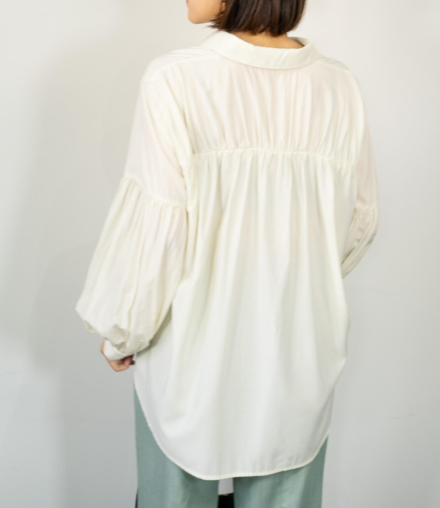 バンドカラーギャザーボリュームブラウス