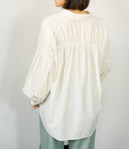 バンドカラーギャザーボリュームブラウス