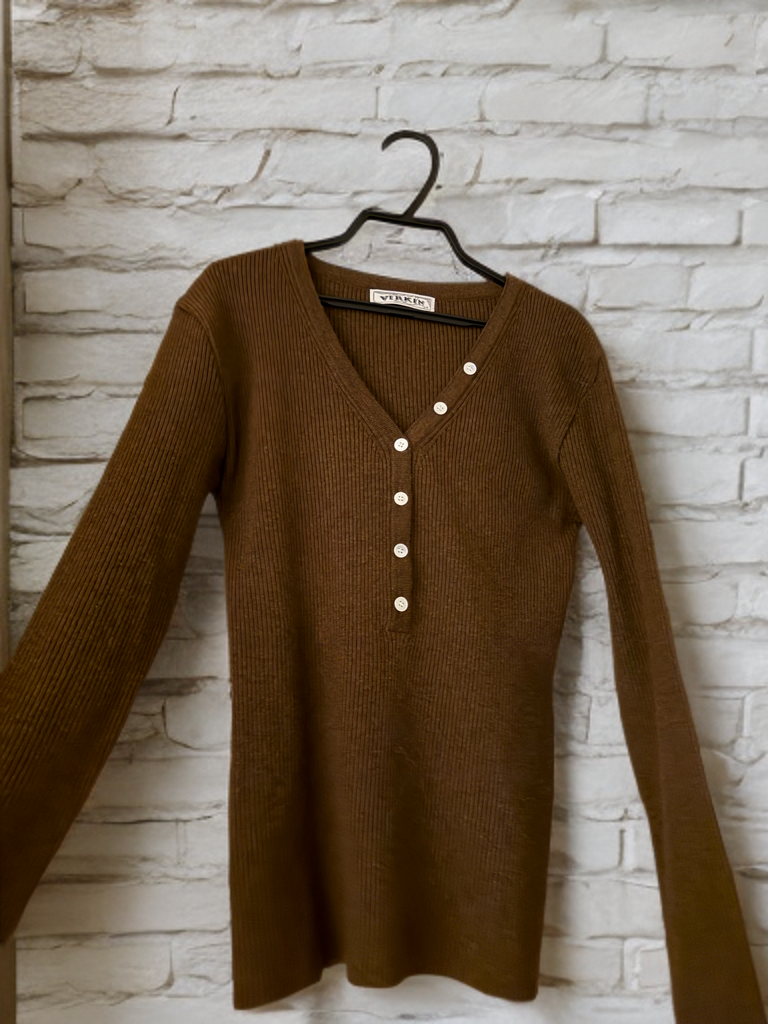 リブボタンVネックニット