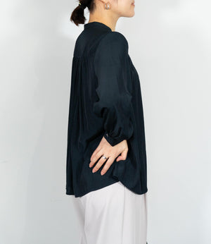 パウダーサテンギャザーブラウス