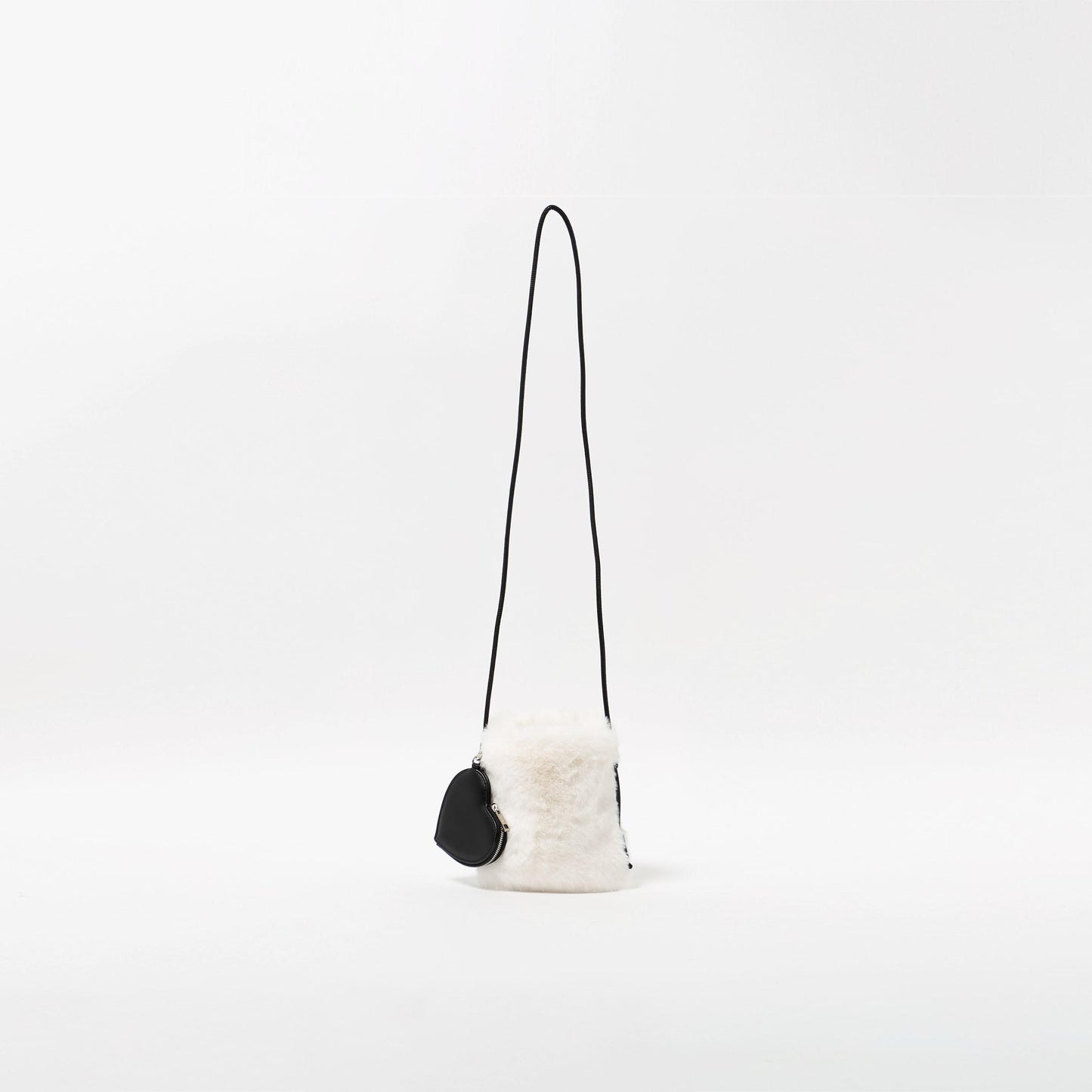 ファーショルダーバッグ ハートチャーム付き