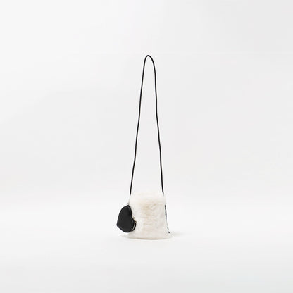 ファーショルダーバッグ ハートチャーム付き