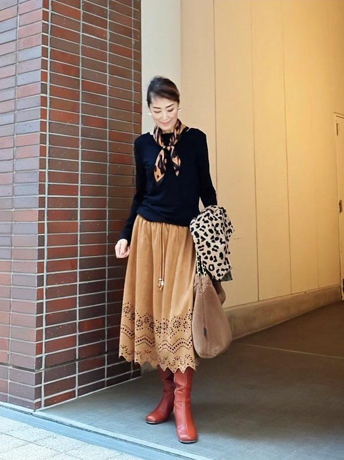 スエードパンチングスカート