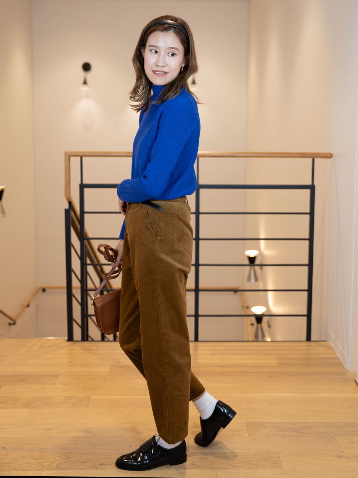 ケーブル柄ボトルネックニット