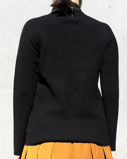 ケーブル柄ボトルネックニット