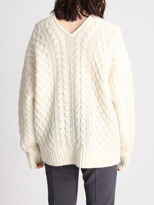 ケーブルニット