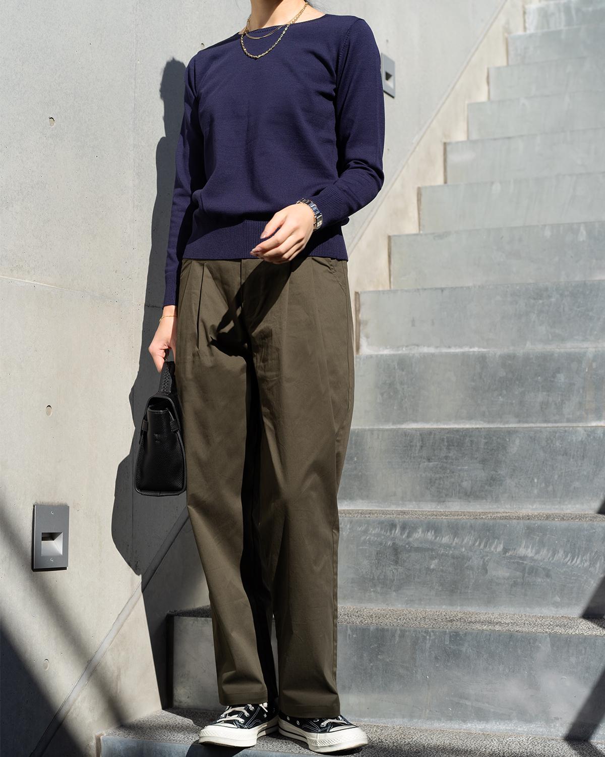 クルーネックストレートニット