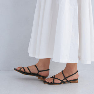 ナロウベルト トングサンダル（2.5cmヒール）