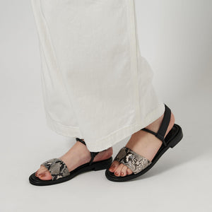 コンビ バックストラップ サンダル