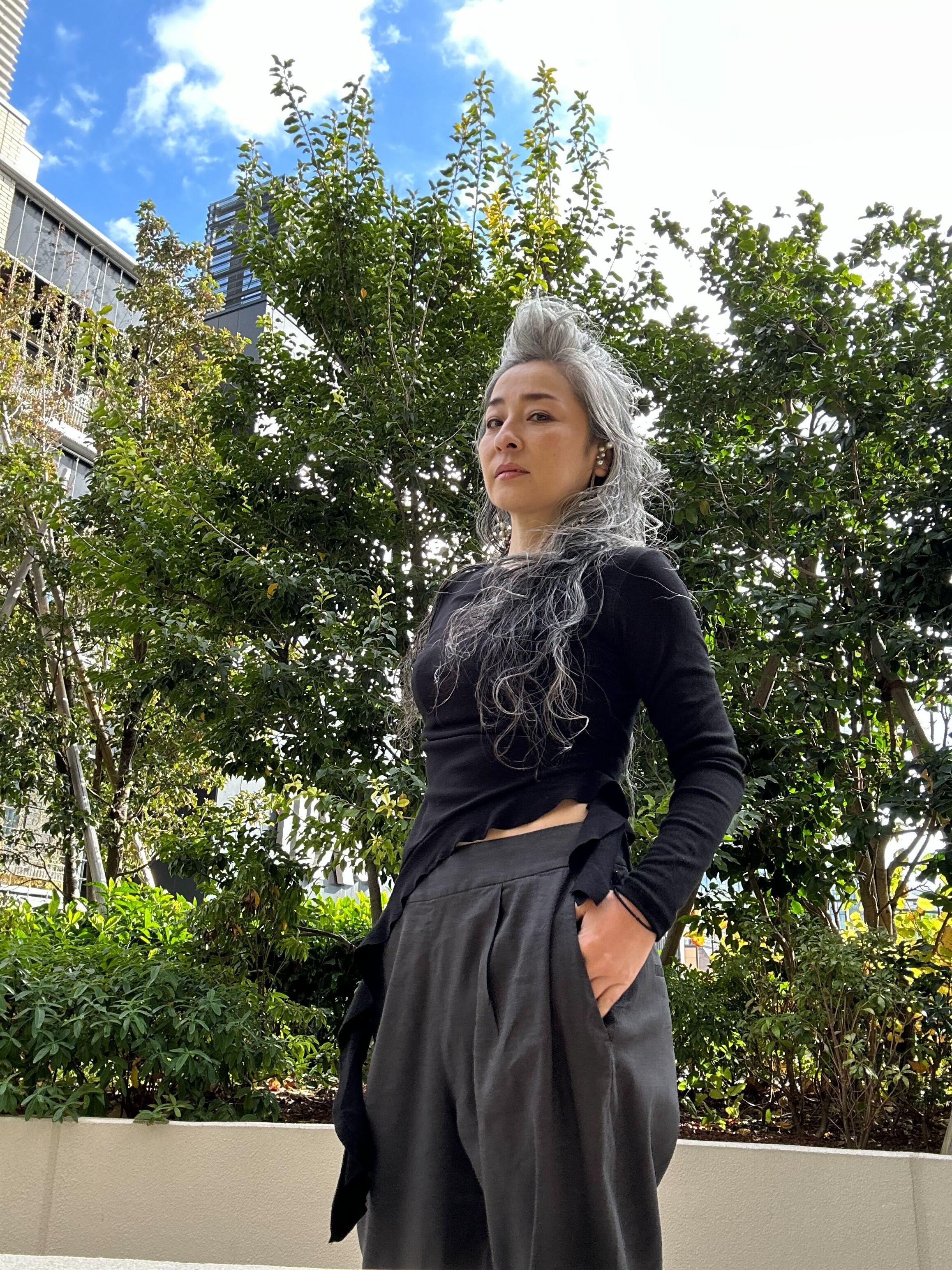 アシンメトリーギャザー デザイントップス – &DROBE (アンドローブ)