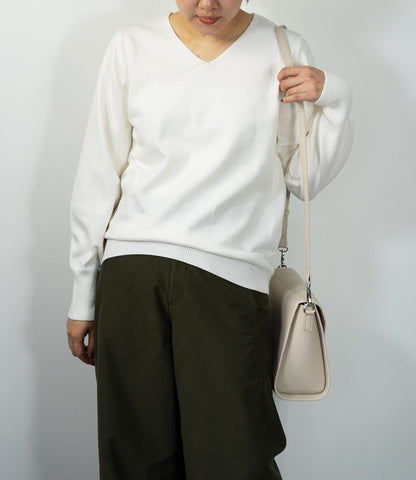 コンパクトVネックニット