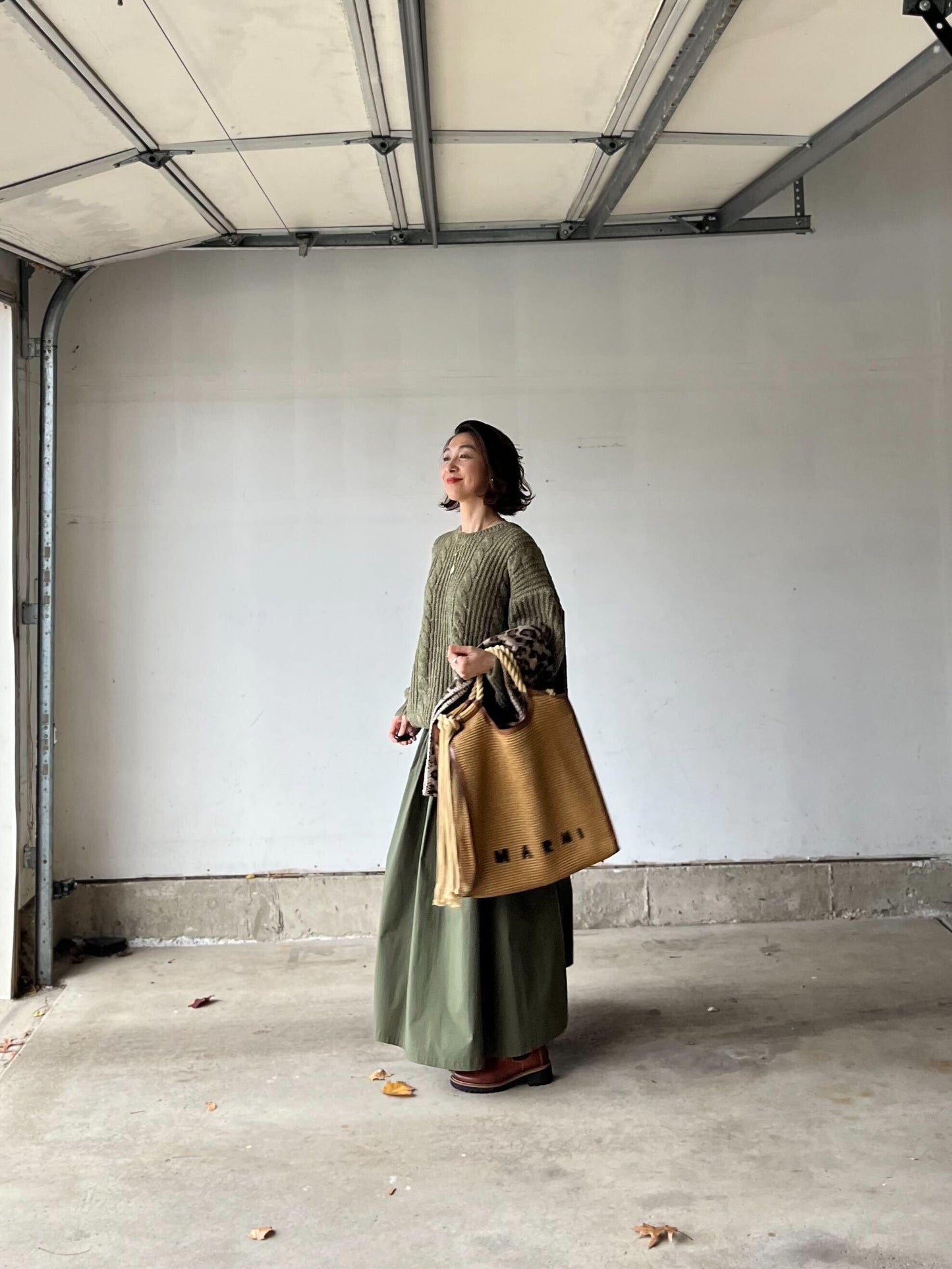 ケーブル編みカーキニット