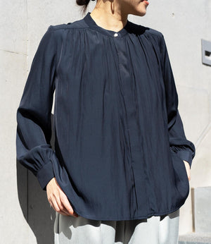 パウダーサテンギャザーブラウス