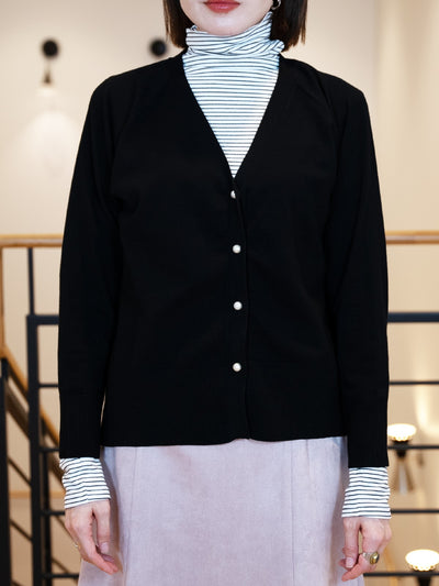 パールボタンVネックカーディガン