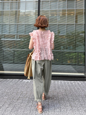 オリーブ色のカーキバレルパンツ