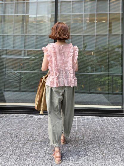 オリーブ色のカーキバレルパンツ