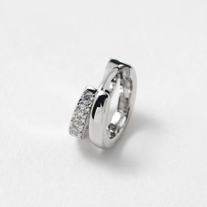 パヴェ Vシェイプ フープ ピアス