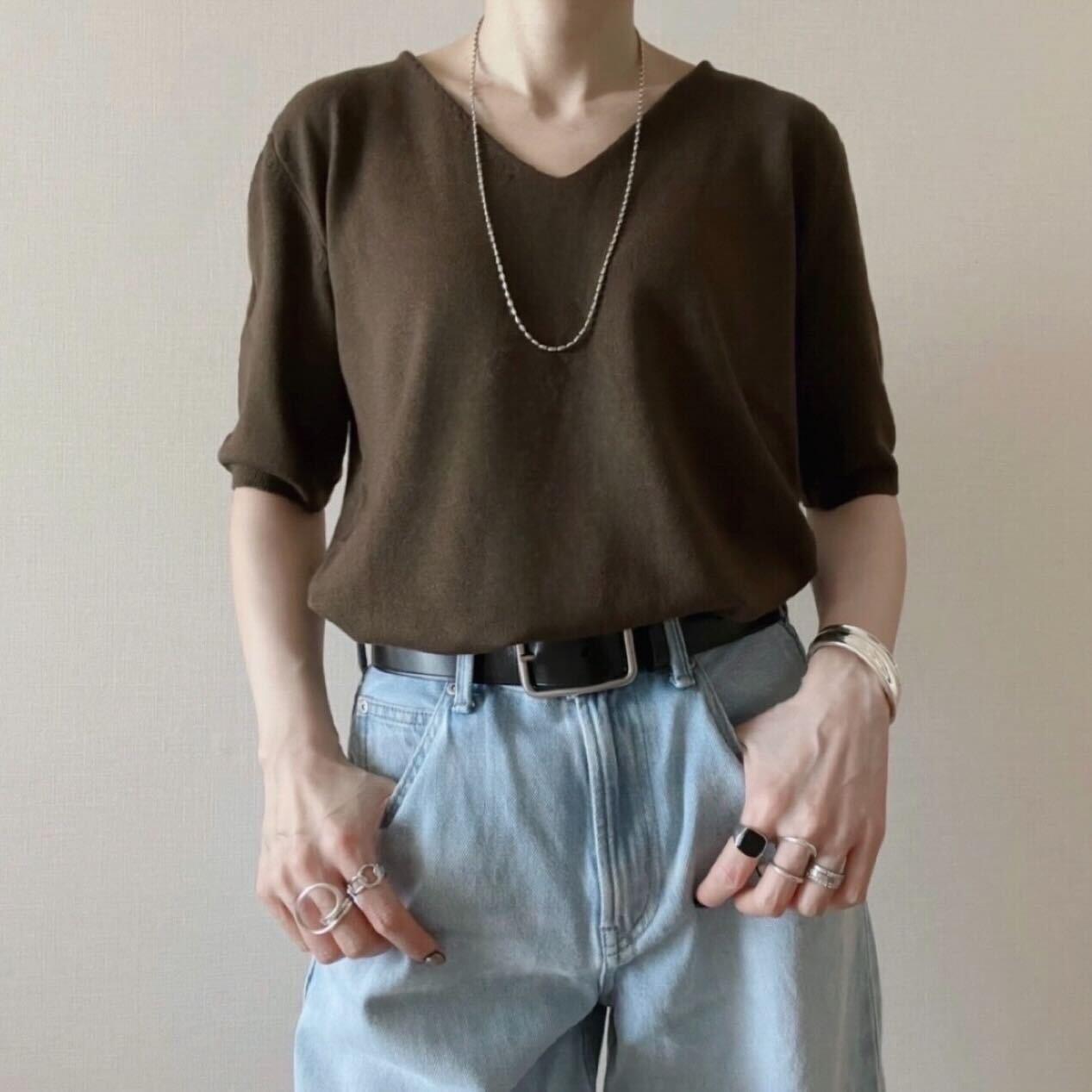 ミニマルVネックハーフスリーブニット