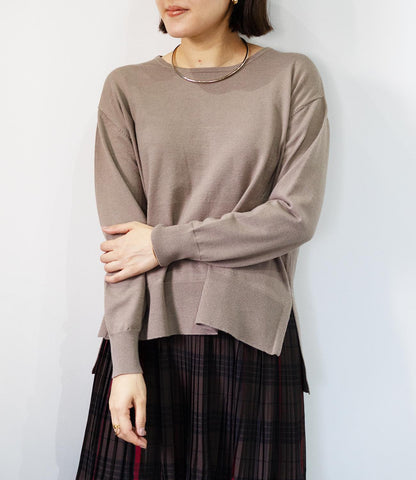 クルーネックサイドスリットニット