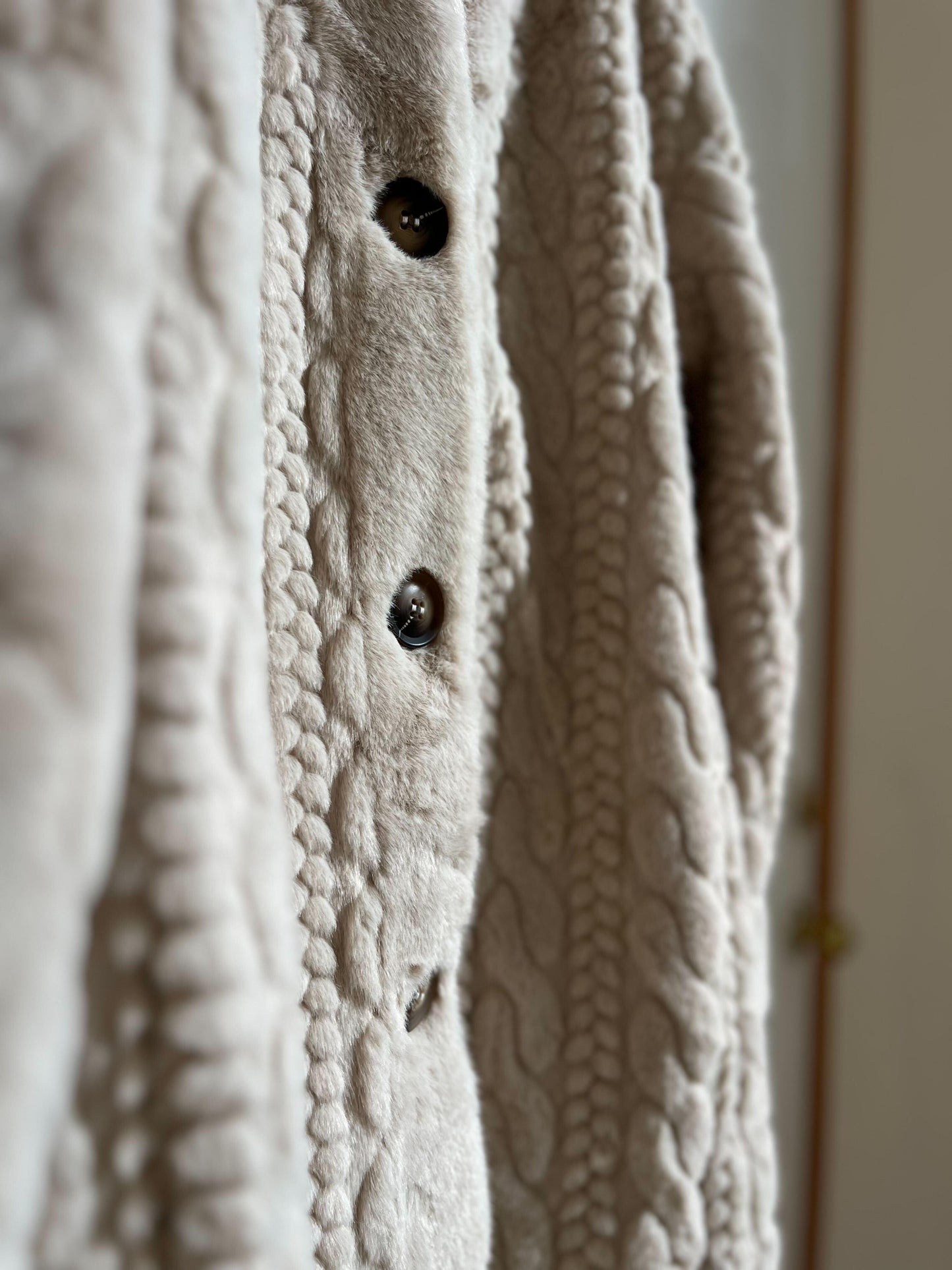 ケーブル編みエコファーロングコート