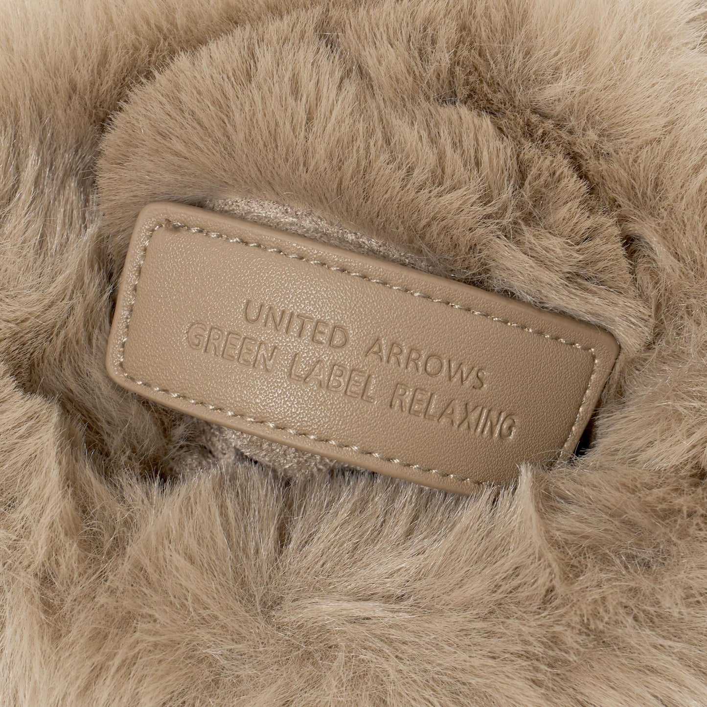 ファーショルダーバッグ ハートチャーム付き