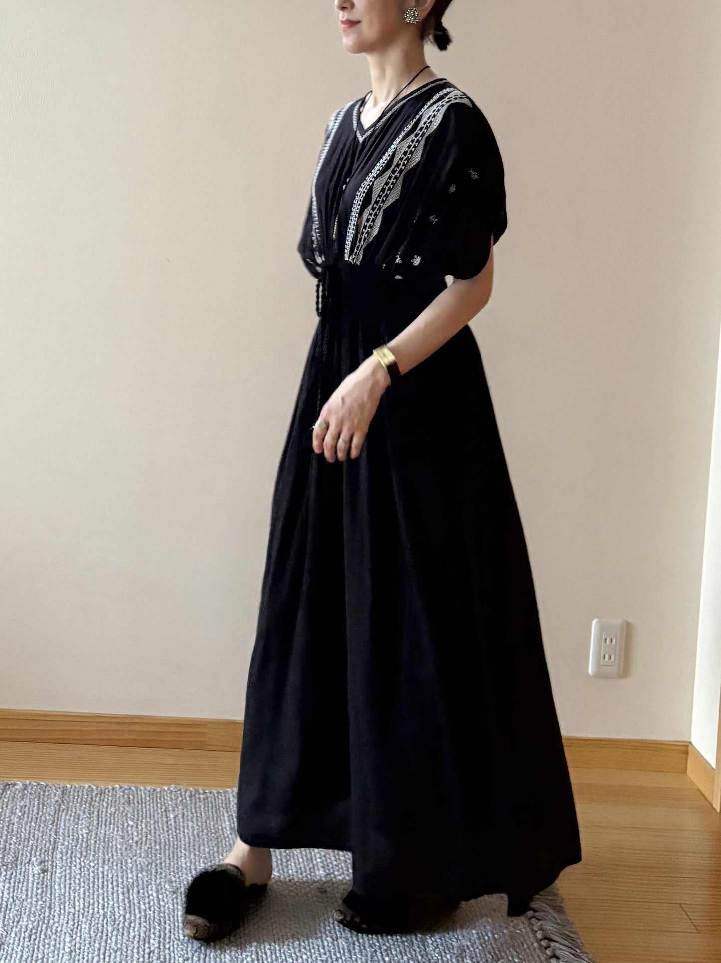 モノトーン刺繍Vネックシャーリングワンピース