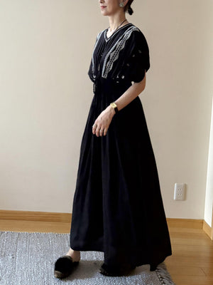 モノトーン刺繍Vネックシャーリングワンピース
