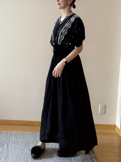 モノトーン刺繍Vネックシャーリングワンピース