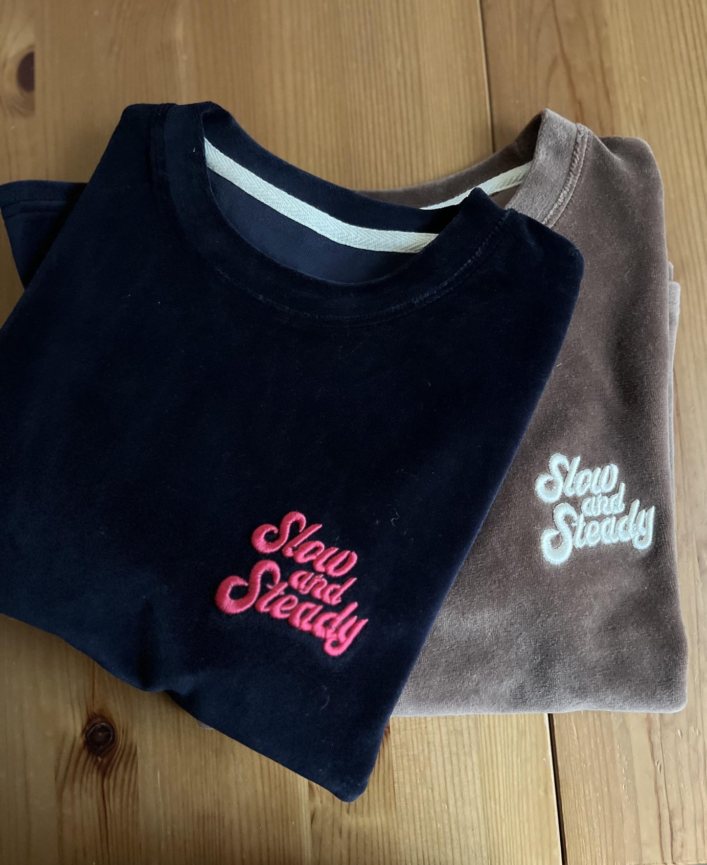 ベロア刺繍ロゴTシャツ