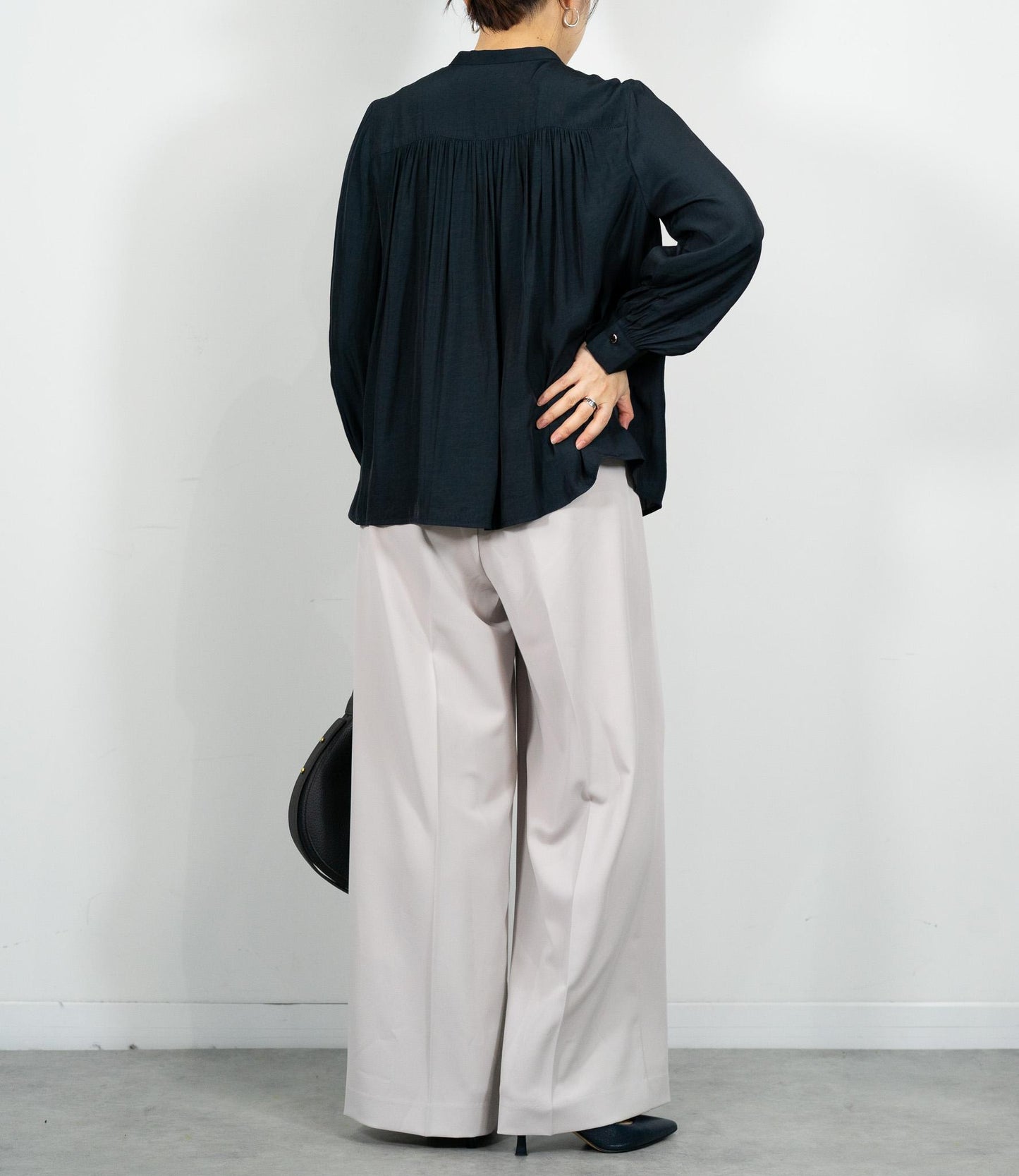 パウダーサテンギャザーブラウス