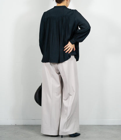 パウダーサテンギャザーブラウス