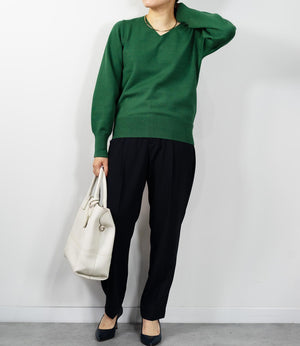 コンパクトVネックニット