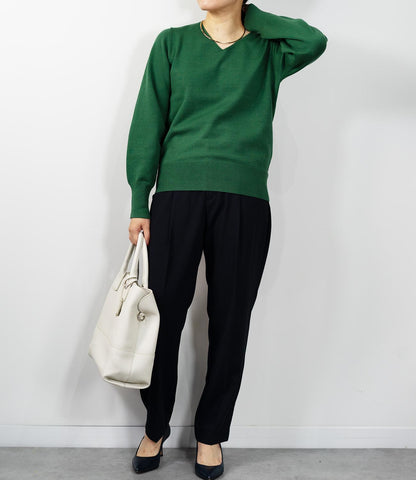 コンパクトVネックニット