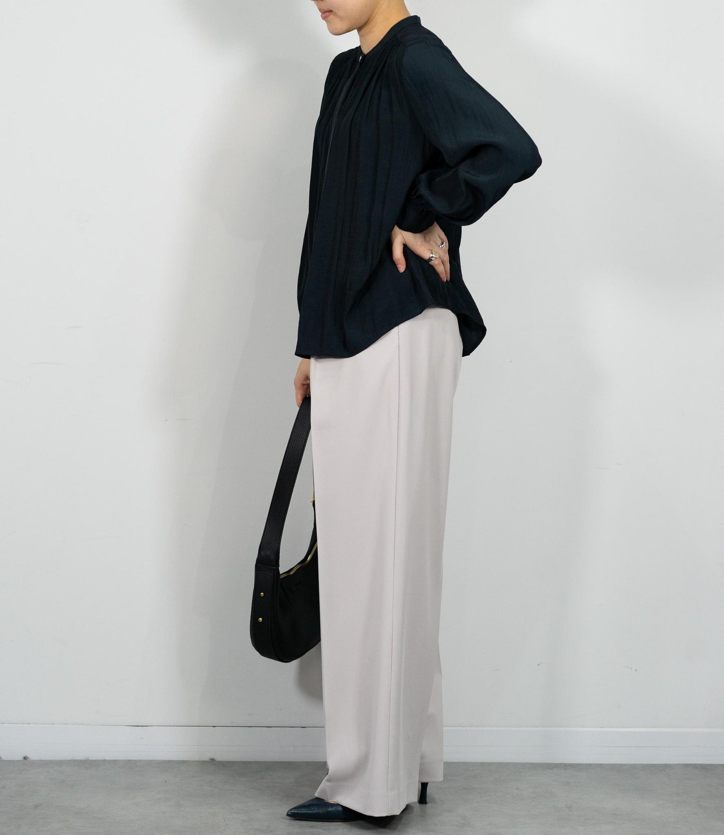 パウダーサテンギャザーブラウス