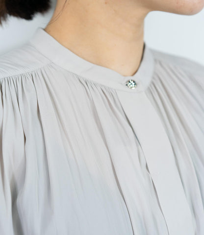 パウダーサテンギャザーブラウス