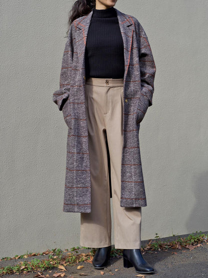 ケーブル柄ボトルネックニット