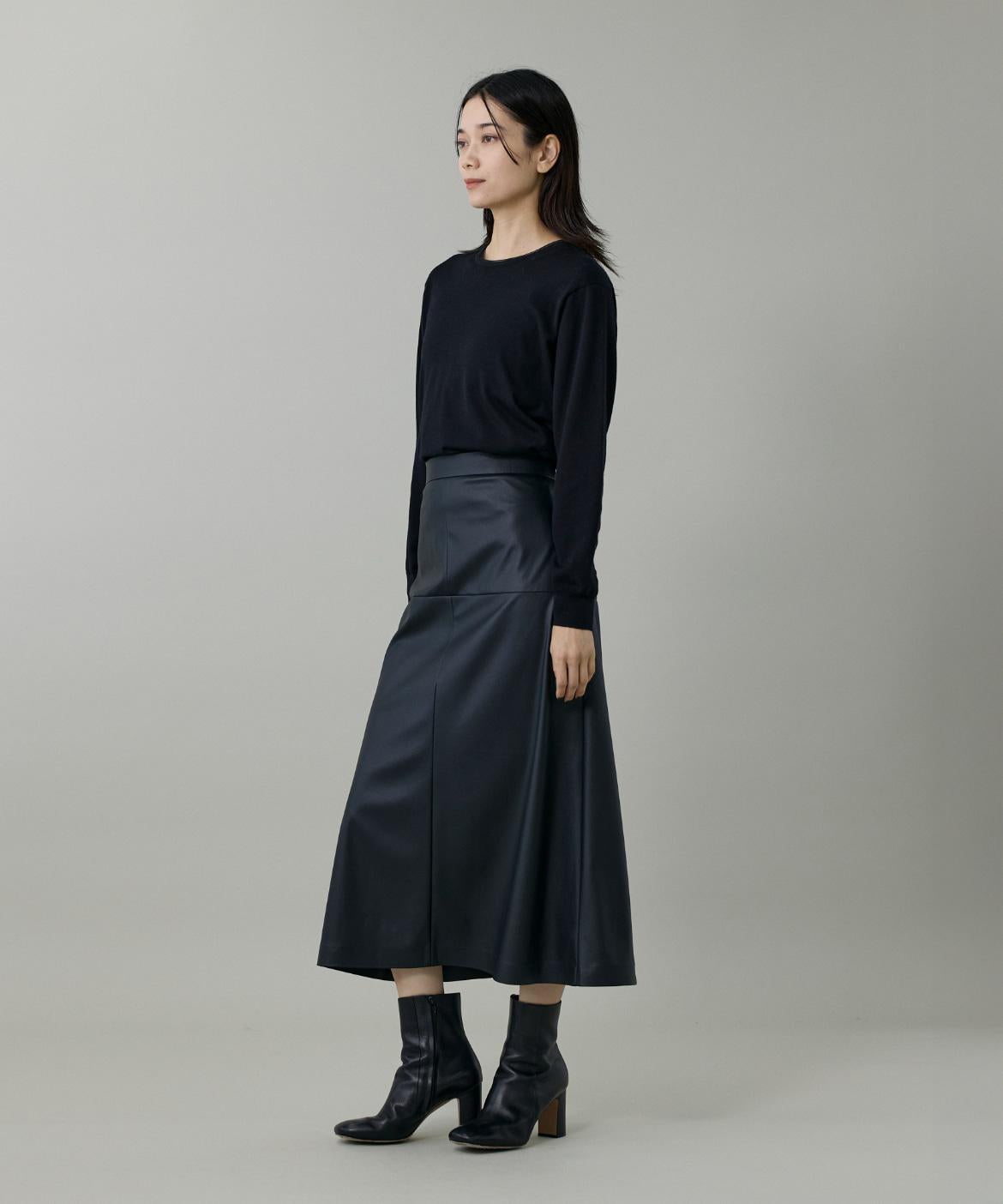 フェイクレザートラペーズスカート