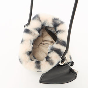 ファーショルダーバッグ ハートチャーム付き