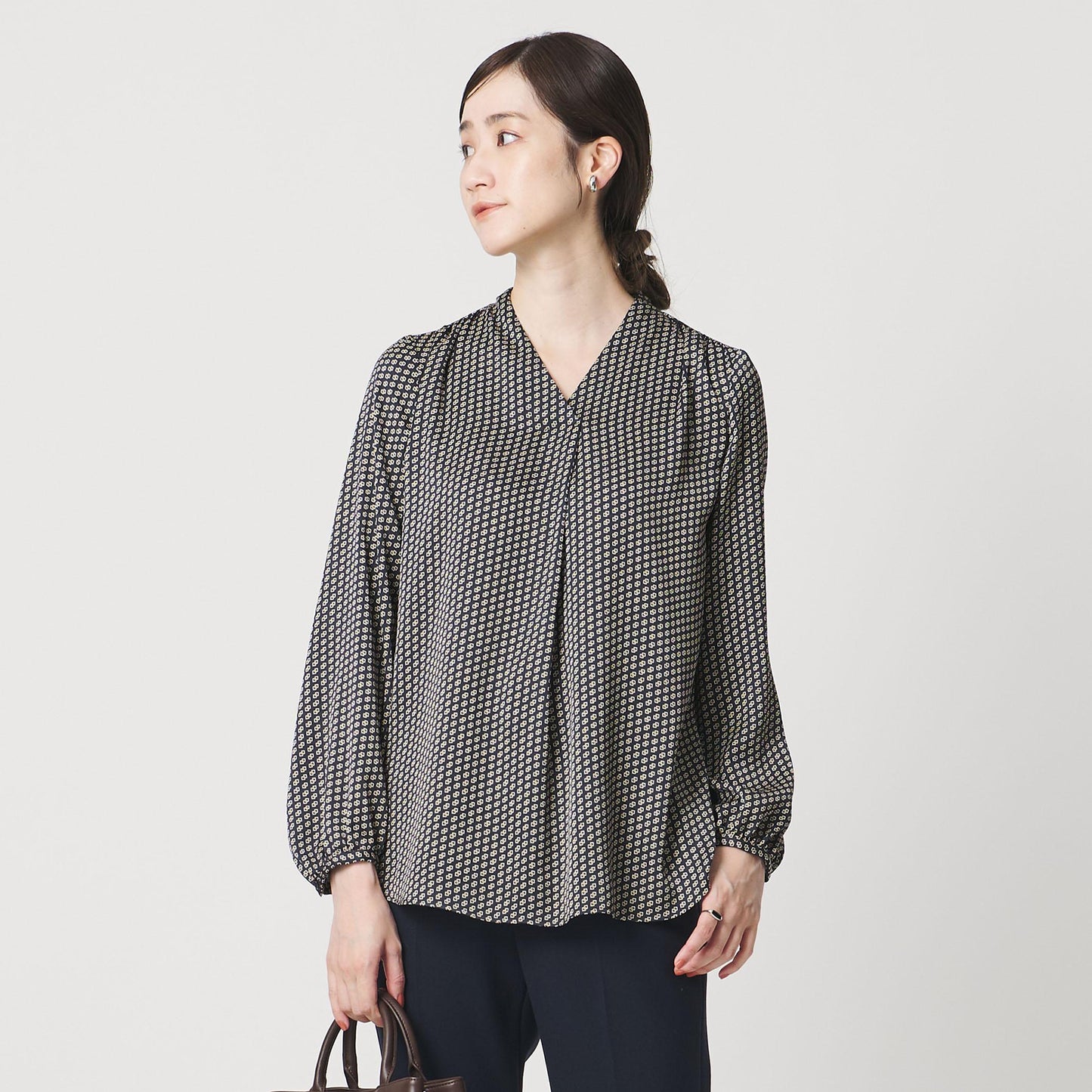 バック サテン Vネック ロングスリーブ ブラウス ‐ウォッシャブル‐