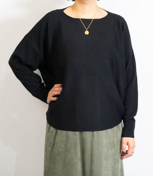 ボートネックラウンドニット