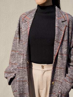 ケーブル柄ボトルネックニット