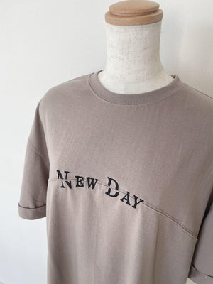 NEW DAY ボクシーTシャツ