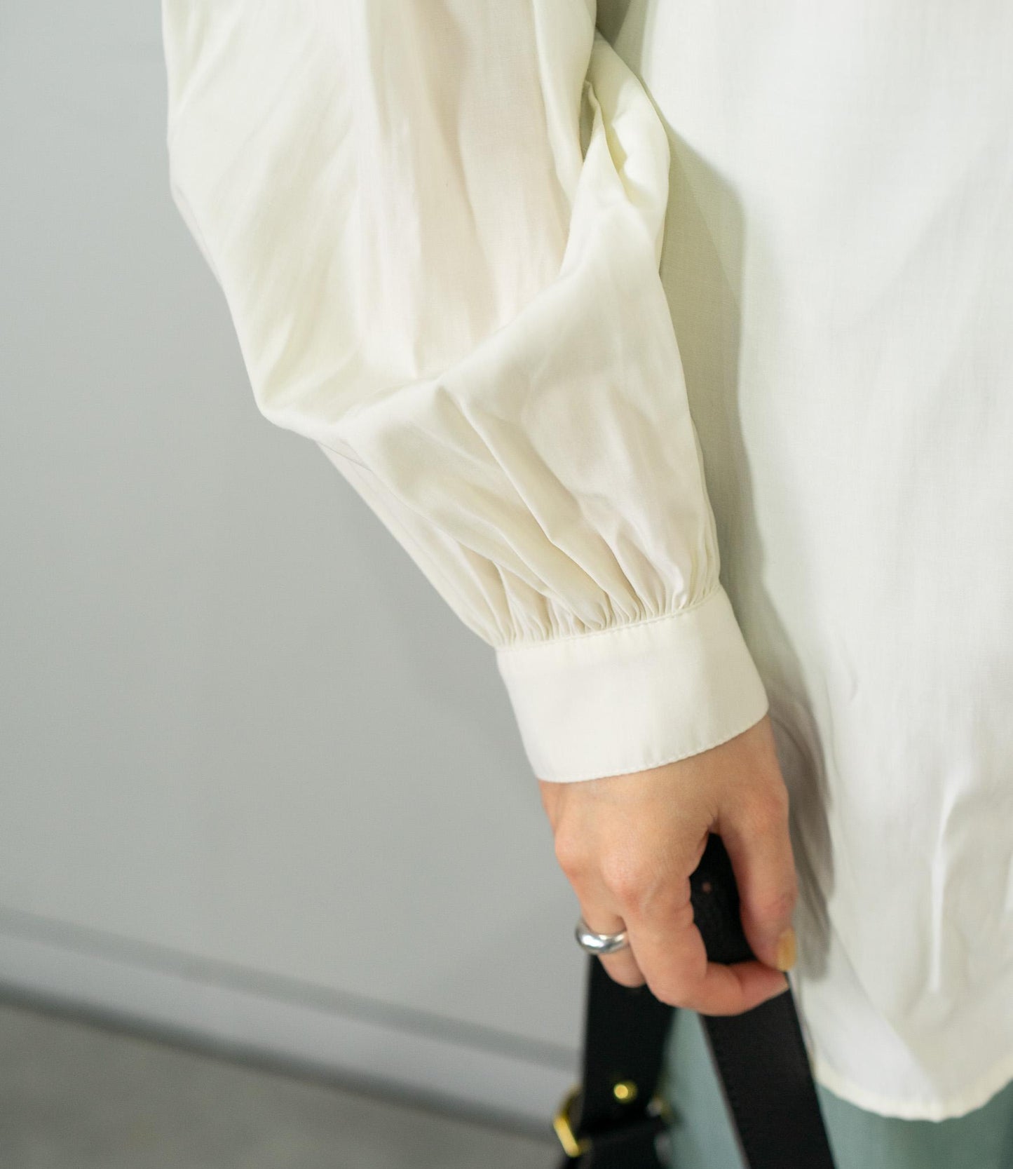 バンドカラーギャザーボリュームブラウス