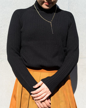 ケーブル柄ボトルネックニット