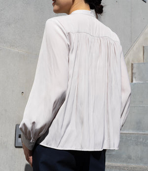 パウダーサテンギャザーブラウス