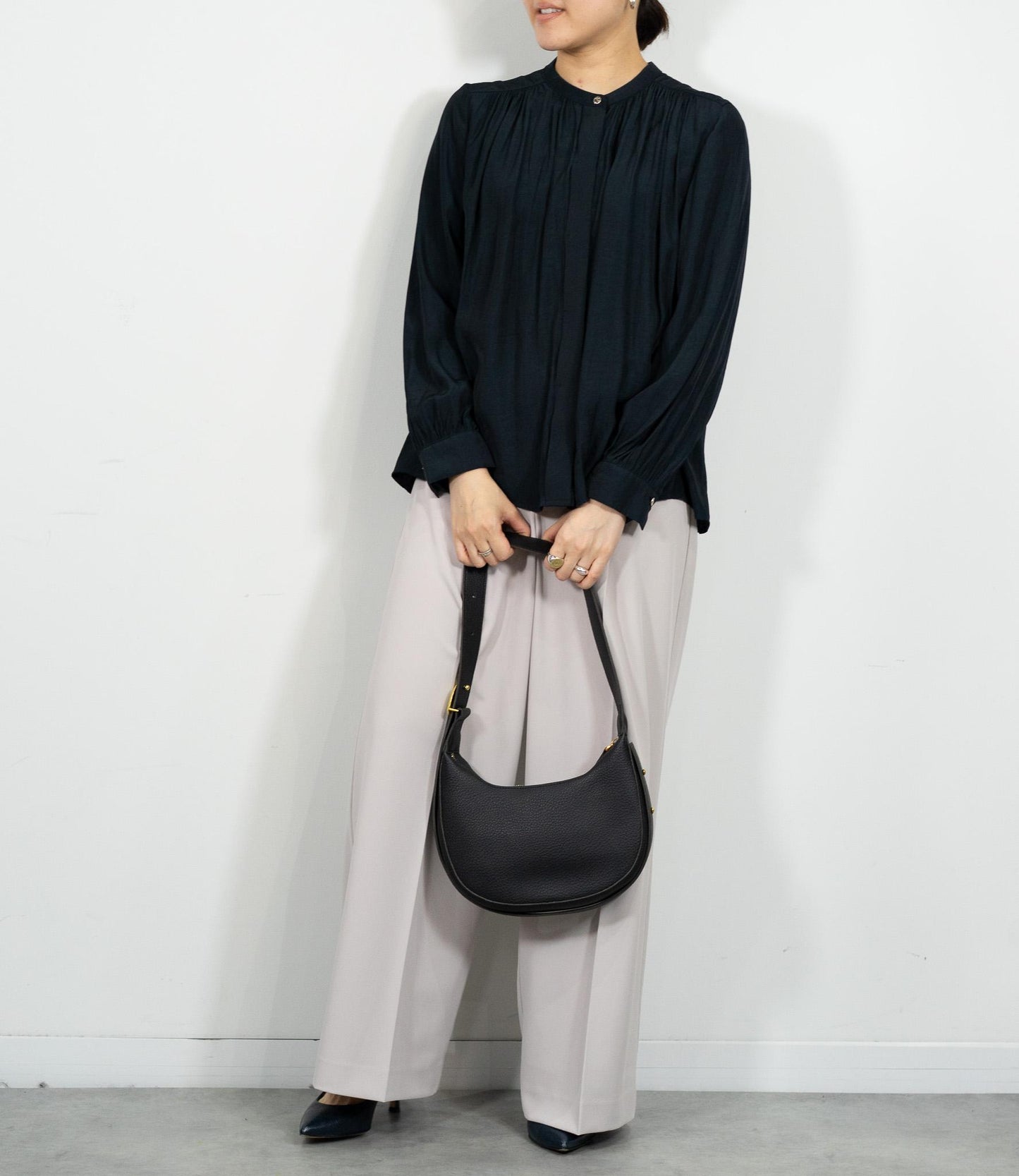 パウダーサテンギャザーブラウス